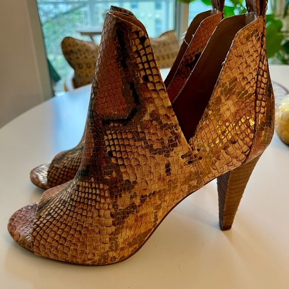 Vince Camuto Snake Skin Animal Print
Boot Open-Toe Heels — Size 7.5 - Picture 3 of 4